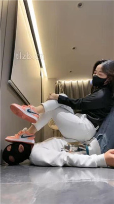 图片[2]_【辣姐】运动鞋全体重踩/船袜脚插嘴/吃袜子/口水吐脸_HD绳艺资源