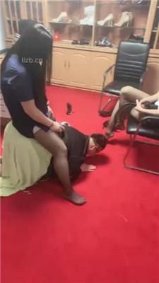 图片[20]_【亿姐】双S-闻舔黑丝脚/踩踏踢踹/骑马喂口水_HD绳艺资源