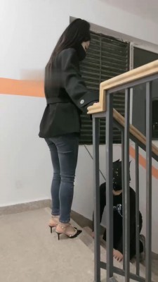【桃幼幼】户外楼道遛狗-铆钉高跟踩踏_HD绳艺资源