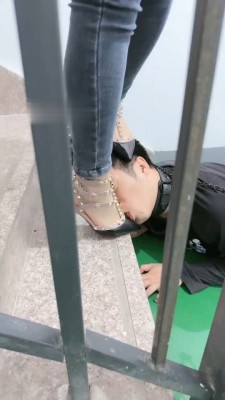 图片[3]_【桃幼幼】户外楼道遛狗-铆钉高跟踩踏_HD绳艺资源