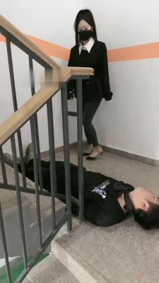 图片[6]_【桃幼幼】户外楼道遛狗-铆钉高跟踩踏_HD绳艺资源