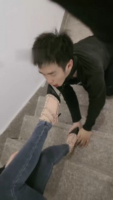 图片[10]_【桃幼幼】户外楼道遛狗-铆钉高跟踩踏_HD绳艺资源