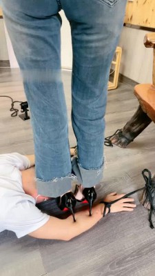 【沅芷大人】捆手狠虐-全体重踩胳膊/高跟扎入肉里【完整版】_HD绳艺资源