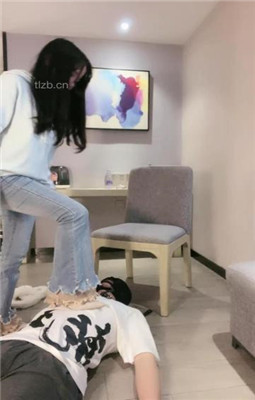 【芳菲】高跟肉丝踩脚垫/毛拖鞋抽耳光_HD绳艺资源