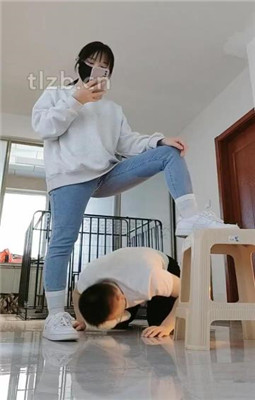 图片[13]_【悦主大大】圈养奴化-转胯骑马-囚禁狗笼-舔白袜裸足_HD绳艺资源