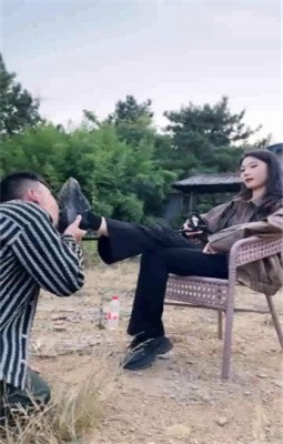 【允薇】庄园清理女主脏泥靴底/训练飞踹踩踏_HD绳艺资源