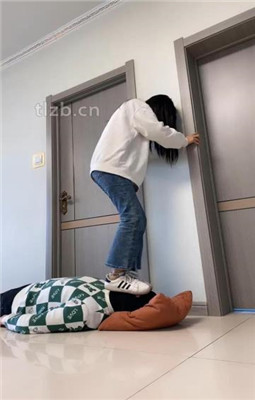 【精神小妹】素人S-贝壳头棉袜全体重踩/踢踹_HD绳艺资源