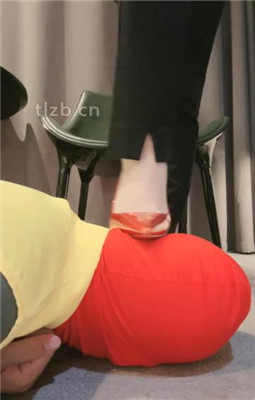 【安安】舔臭脚/红高跟踩踏喂食_HD绳艺资源