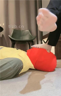 图片[10]_【安安】舔臭脚/红高跟踩踏喂食_HD绳艺资源