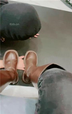 【利娜】长靴裸足踩狗头-伺候主人沐足_HD绳艺资源