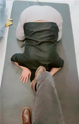 图片[5]_【利娜】长靴裸足踩狗头-伺候主人沐足_HD绳艺资源