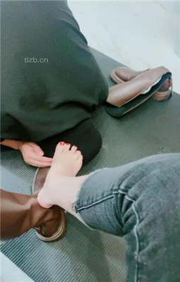 图片[9]_【利娜】长靴裸足踩狗头-伺候主人沐足_HD绳艺资源