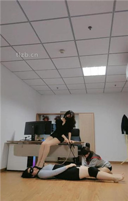 图片[20]_【妆主大大】办公室-母畜-高跟肉丝诱惑-耳光/脚插嘴-高跟踩_HD绳艺资源