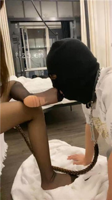 【可儿绳艺导师】黑丝高跟美腿跪舔_HD绳艺资源