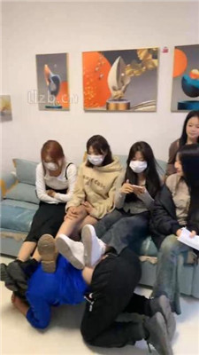 【精神小妹】幸运大转盘-群殴-踢踹踩跺/耳光坐头_HD绳艺资源