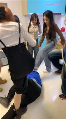 图片[10]_【精神小妹】幸运大转盘-群殴-踢踹踩跺/耳光坐头_HD绳艺资源