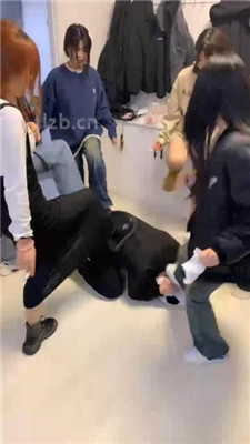 图片[18]_【精神小妹】幸运大转盘-群殴-踢踹踩跺/耳光坐头_HD绳艺资源