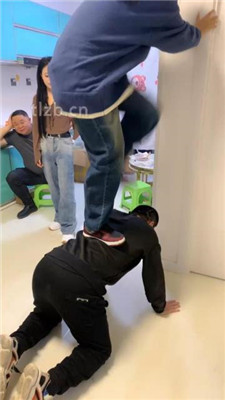 图片[19]_【精神小妹】幸运大转盘-群殴-踢踹踩跺/耳光坐头_HD绳艺资源