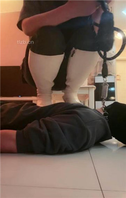 图片[14]_【傲雪】牛仔裤白靴棉袜-全体重踩踏踩脖_HD绳艺资源