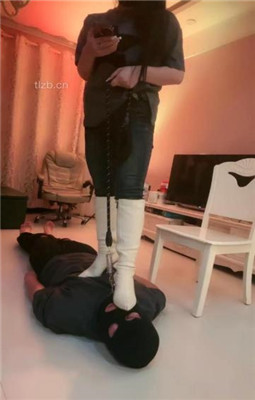 图片[15]_【傲雪】牛仔裤白靴棉袜-全体重踩踏踩脖_HD绳艺资源