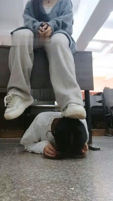 【爱可呀】学姐教室椅下/楼道-卑微跪舔_HD绳艺资源