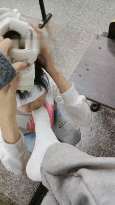 图片[3]_【爱可呀】学姐教室椅下/楼道-卑微跪舔_HD绳艺资源