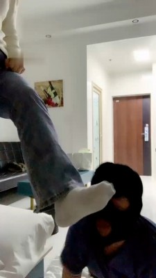 【六酱】闻舔白袜/塞袜子/骑马/灌圣水_HD绳艺资源