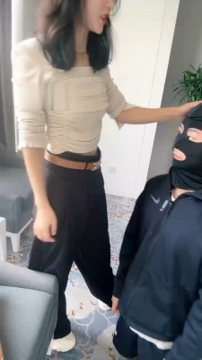 【孤傲女帝】坐脸窒息/踩狗脖子/舔脚转胯_HD绳艺资源
