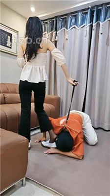 图片[3]_【嘉妮】小白鞋黑丝踩/胯下辱/舔臭脚/伺候沐足_HD绳艺资源