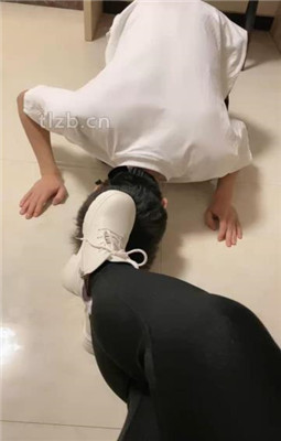 【魅儿】奶狗跪舔短靴臭粉棉袜裸足_HD绳艺资源