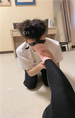 图片[2]_【魅儿】奶狗跪舔短靴臭粉棉袜裸足_HD绳艺资源