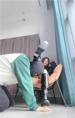 图片[2]_【甜一】长靴高跟插嘴跪舔-踩地毯_HD绳艺资源