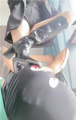 图片[15]_【甜一】长靴高跟插嘴跪舔-踩地毯_HD绳艺资源