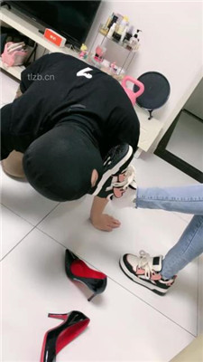 图片[14]_【蜜糖情侣】绿帽狗跪舔运动鞋白袜裸足_HD绳艺资源