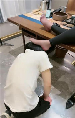 图片[4]_【花兮玥】茶室tj-跪舔高跟/圣水泡黑丝咀嚼_HD绳艺资源