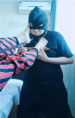 【伯爵】车站后车不忘玩狗_HD绳艺资源