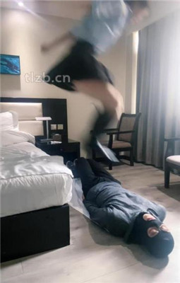 图片[8]_【孤傲女帝】长靴全体重踩踏_HD绳艺资源