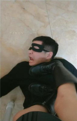 【文文文】桌底视角-脏鞋跪舔伺候主人-踩踏碾压【三视角版】_HD绳艺资源