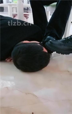 图片[18]_【文文文】桌底视角-脏鞋跪舔伺候主人-踩踏碾压【三视角版】_HD绳艺资源