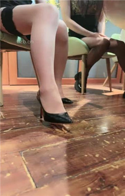 【一诺大小姐】情侣奴-奴下奴-桌底踩踏喂食/高跟踩虐_HD绳艺资源