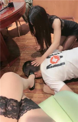 图片[9]_【一诺大小姐】情侣奴-奴下奴-桌底踩踏喂食/高跟踩虐_HD绳艺资源