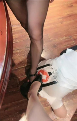 图片[13]_【一诺大小姐】情侣奴-奴下奴-桌底踩踏喂食/高跟踩虐_HD绳艺资源