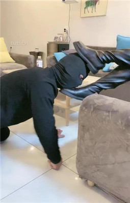 图片[3]_【赵奈奈】没钱交房租被虐-靴子碾脸/高难度挑战踢踹【完整版】_HD绳艺资源