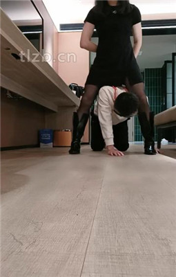 【米小唐】靴子黑丝玩虐地毯狗_HD绳艺资源