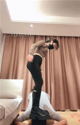 图片[2]_【不期而遇】恋臀爱好者-长筒靴高难度挑战踢踩跺/磕头认错_HD绳艺资源