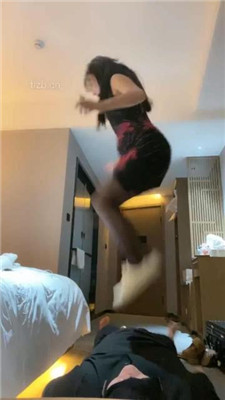 图片[2]_【千条姐】小白鞋黑丝全体重踩踏_HD绳艺资源