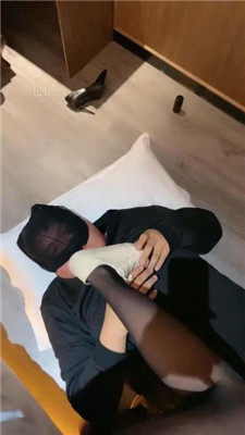 图片[9]_【千条姐】小白鞋黑丝全体重踩踏_HD绳艺资源