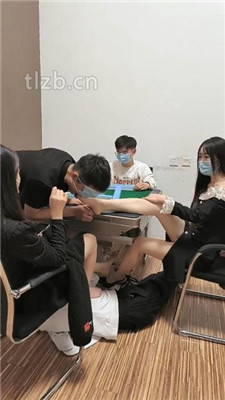 图片[12]_【乔伊】双S-麻将桌下的贱奴才【双视角版】_HD绳艺资源