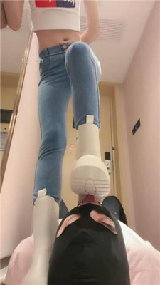 图片[14]_【美娜格格】牛仔裤短靴-胯下辱/人体擦鞋器/脚插嘴_HD绳艺资源