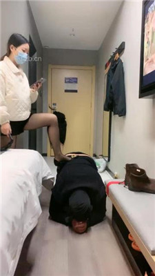 【小雅老师】黑丝高跟踩踏脚底喂食-喝圣水【完整版_HD绳艺资源